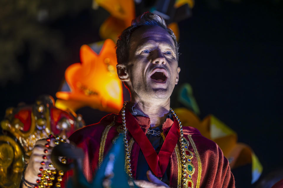 El Monarca Orpheus, Neil Patrick Harris, reacciona al ver a las multitudes en el cruce entre las avenidas St. Charles y Napoleón durante el desfile del Krewe of Orpheus, en Nueva Orleans, durante el Lundi Gras, el 12 de febrero de 2024. (Chris Granger/The Times-Picayune/The New Orleans Advocate vía AP)