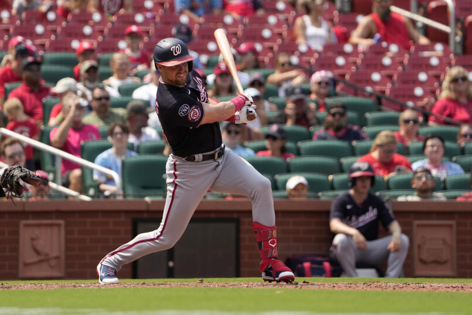 Lane Thomas de los Nacionales de Washington le da seguimiento a su remolcador sencillo en la décima entrada del primer juego de una doble cartelera ante los Cardenales de San Luis el sábado 15 de julio del 2023. (AP Foto/Jeff Roberson)