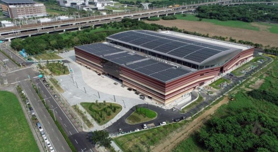 斥資二十億元的大台南會展中心，獲得二０二二年公共建築景觀建築園冶獎。 （市府提供）