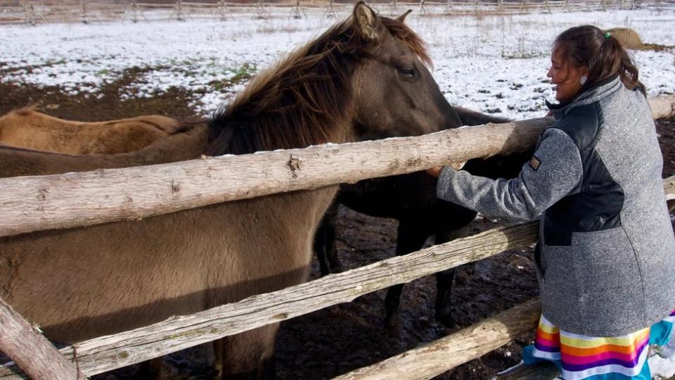 Maggie Downer junto a un caballo Ojibwe