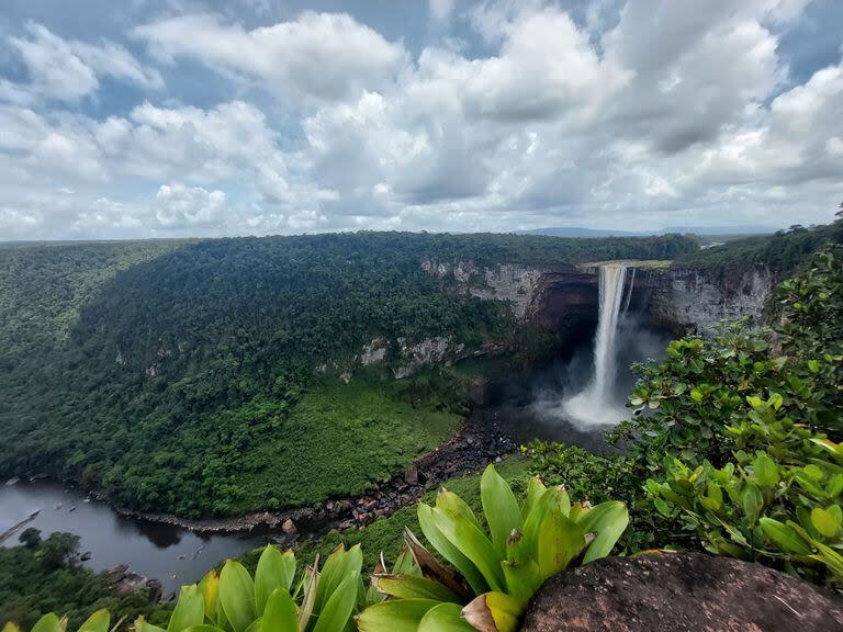 Vista de Kaieteur, la cascada de caída única más grande del mundo, ubicada en la región de Potaro-Siparuni en Esequibo, Guyana, el 12 de abril de 2023.