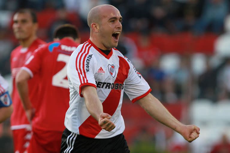 Martín Aguirre festeja su gol ante Huracán; el bahiense sumó para la consagración en el Nacional B, una severa lesión en la rodilla izquierda en el superclásico de 2012 dinamitó la carrera del volante
