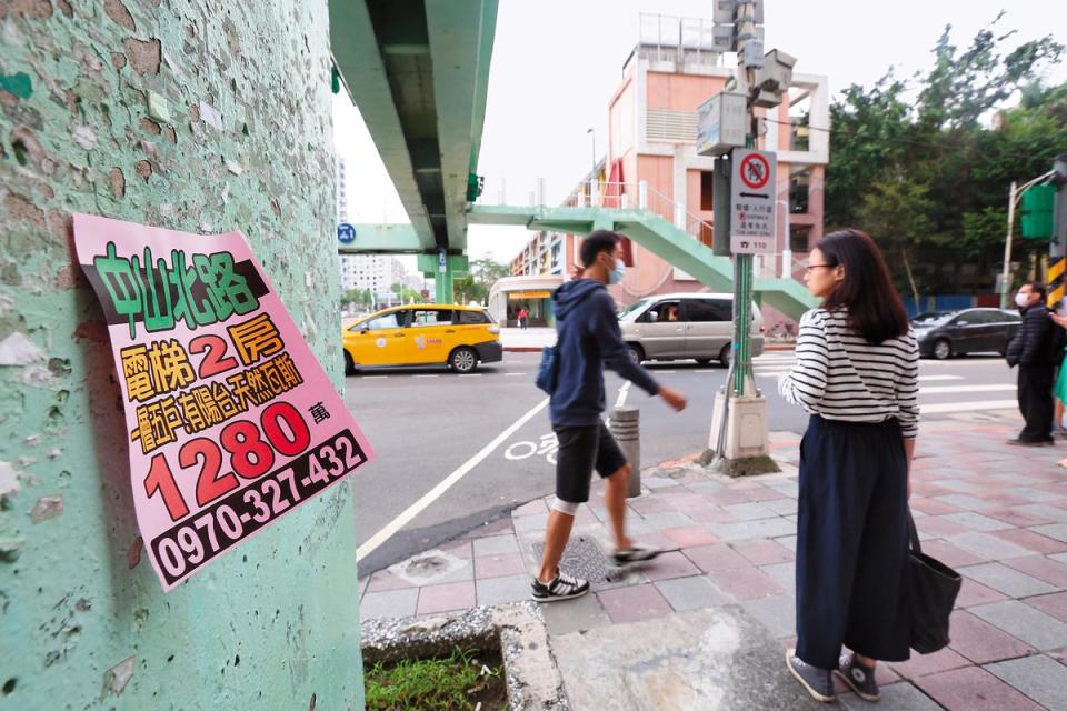 投資房地產，從路邊廣告找物件，是相對落後的做法，最好掌握來自代書、管委會等第一手資訊。