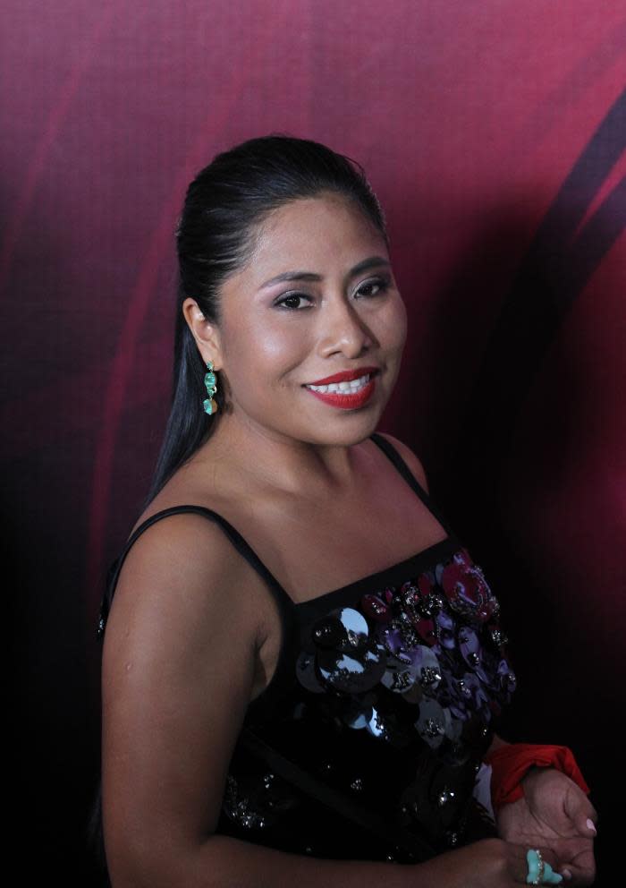 La actriz mexicana Yalitza Aparicio posa en la alfombra roja durante la entrega de la 61 edición de los Premios Ariel que otorga la Academia Mexicana de Artes y Ciencias Cinematográficas (AMACC), este lunes en la Cineteca Nacional de la Ciudad de México (México). EFE