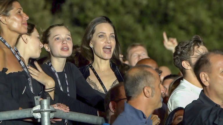 Jolie y su hija Shiloh Jolie-Pitt se divierten en el concierto de Maneskin 