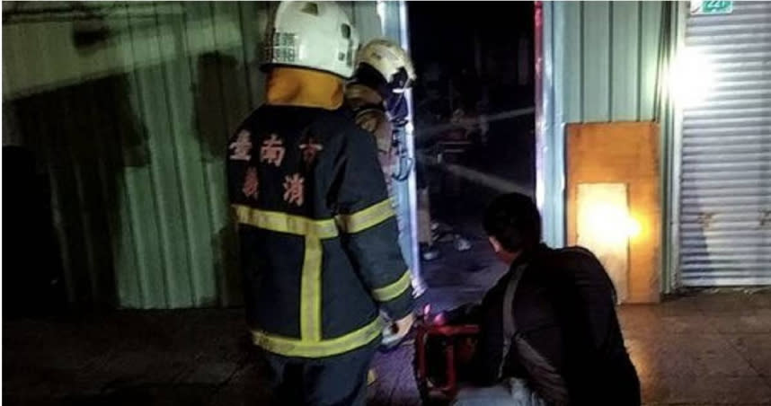 台南市北區某鐵皮屋住宅發生火警，警消調查後發現該屋房東未依規定裝設住警器。（圖／翻攝畫面）