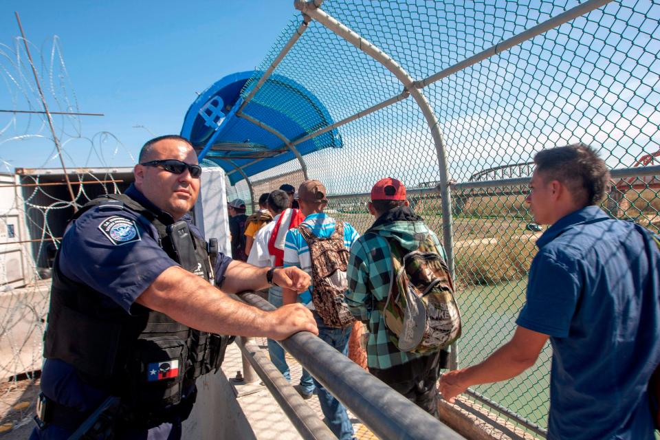 16 Central American migrants cross the International Bridge II to be interviewed by U.S. immigration authorities and have the possibility of receiving asylum, in Piedras Negras, Coahuila state, Mexico, on the border with the US, on February 16, 2019. - Some 50 Central American migrants staying at a shelter in Piedras Negras, have already been accepted to begin their application for political asylum in the United States. President Donald Trump, repeating his claim that "walls work," announced Friday that he will declare a national emergency in order to build a barrier on the US-Mexico border without funding from Congress. (Photo by Julio Cesar AGUILAR / AFP)