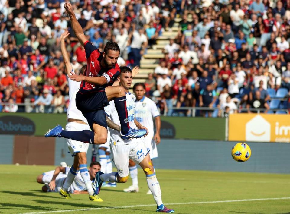 Leonardo Pavoletti contorts his body to fire Cagliari to victory