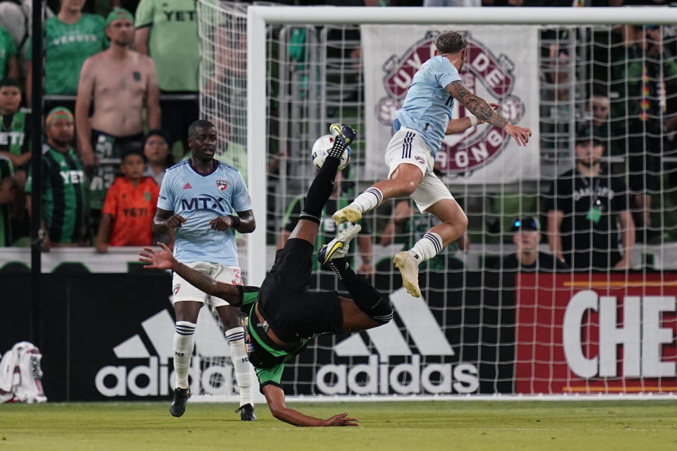 Austin FC defender Julio Cascante, center, tries to score past FC Dallas defender Nanú, left, and midfielder Paul Arriola, right, during the second half of an MLS soccer match, Saturday, June 25, 2022, in Austin, Texas. (AP Photo/Eric Gay)