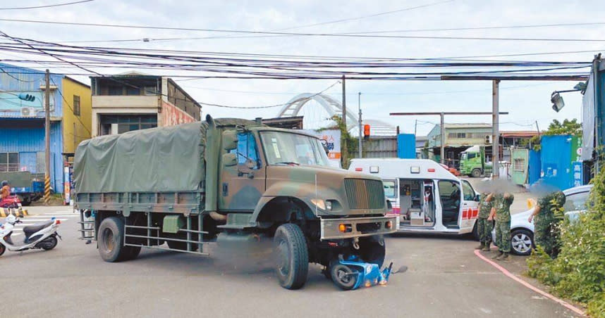 新北市三峽區25日發生一起車禍，一對母女雙載遭軍車撞上輾過，最後宣告不治。（警方提供／李奇叡新北傳真）