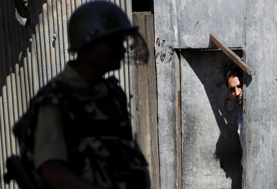 Soldier stands guard in Kashmir