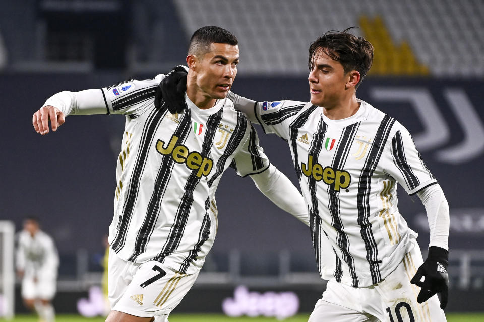 El portugués Cristiano Ronaldo (izquierda), de la Juventus, festeja con su compañero, el argentino Paulo Dybala, durante el duelo ante el Udinese, el domingo 3 de enero de 2021 (Marco Alpozzi/LaPresse via AP)