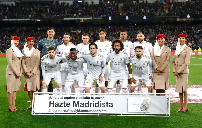 Imagen de archivo del equipo del Real Madrid posando para fotografías antes del partido contra el FC Barcelona por la Liga Española de fútbol, en el estadio Santiago Bernabéu, Madrid, España