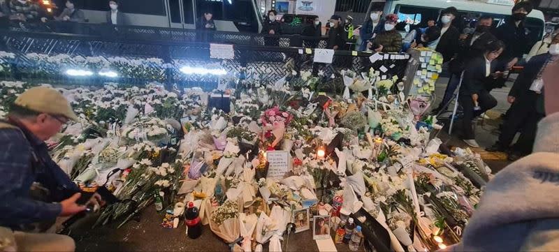 多日來大批首爾市民在梨泰院現場獻花哀悼。（圖／翻攝自推特）