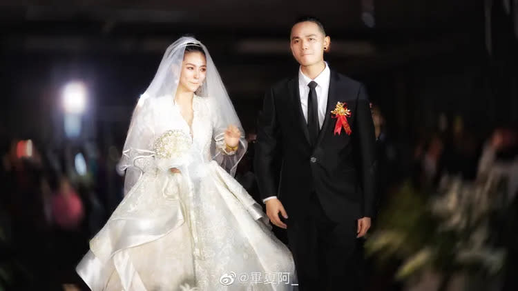 張恒遠（右）和畢夏因《中國好聲音》結緣，去年3月結婚，8月生下兒子。翻攝畢夏微博