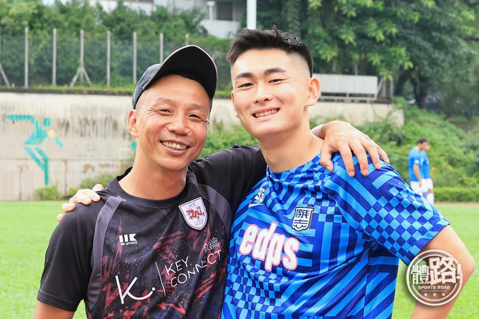 Chen Zhenyu (left) and Chen Jinyi, who are now the goalkeeper coaches of Hong Kong U23, met happily when they met in the league.