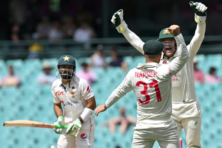 Australia’s David Warner takes a successful catch in the third Test (Saeed KHAN)