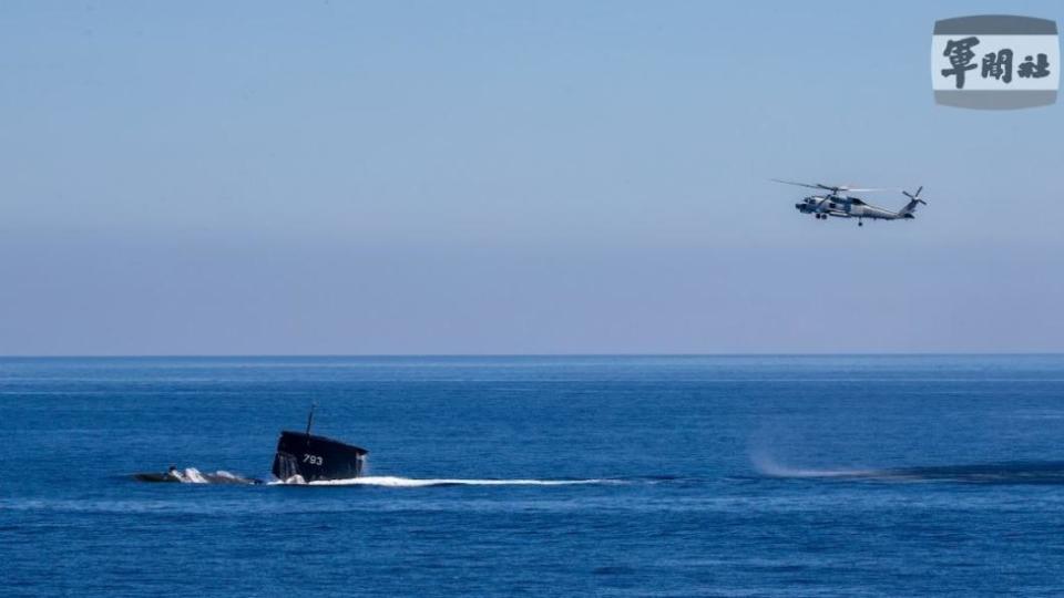 潛艦上浮（圖／軍聞社提供）