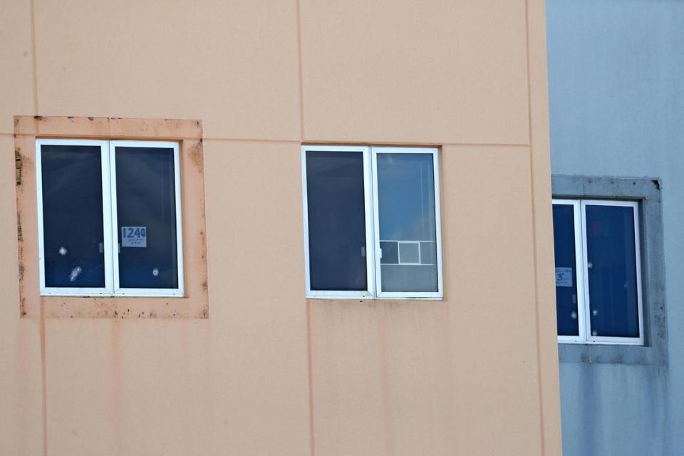 Un letrero que dice '1240 ventana orientada al oeste' y cinco agujeros de bala se pueden ver en una ventana del tercer piso del edificio 1200 en la Secundaria Marjory Stoneman Douglas en Parkland el 4 de agosto de 2022. El edificio de primer año es donde 17 estudiantes y educadores fueron asesinados a tiros el 14 de febrero de 2018.