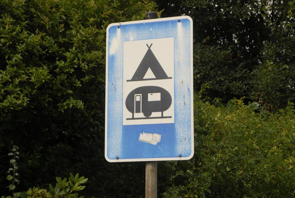 Schild "Campingplatz", Gnarrenburg, Niedersachsen, Deutschland, Europa, Reise, BB, DIG; P.-Nr.: 578/2013, 08.08.2013;  (Photo by Peter Bischoff/Getty Images)