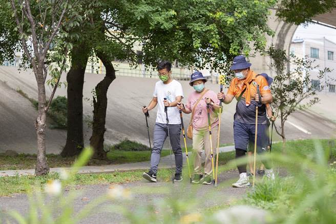 民進黨新竹縣長參選人周江杰（左）參加台灣帕金森病友權益促進會發起「誰帕誰、徒步環島」活動。（周江杰團隊提供／邱立雅竹縣傳真）