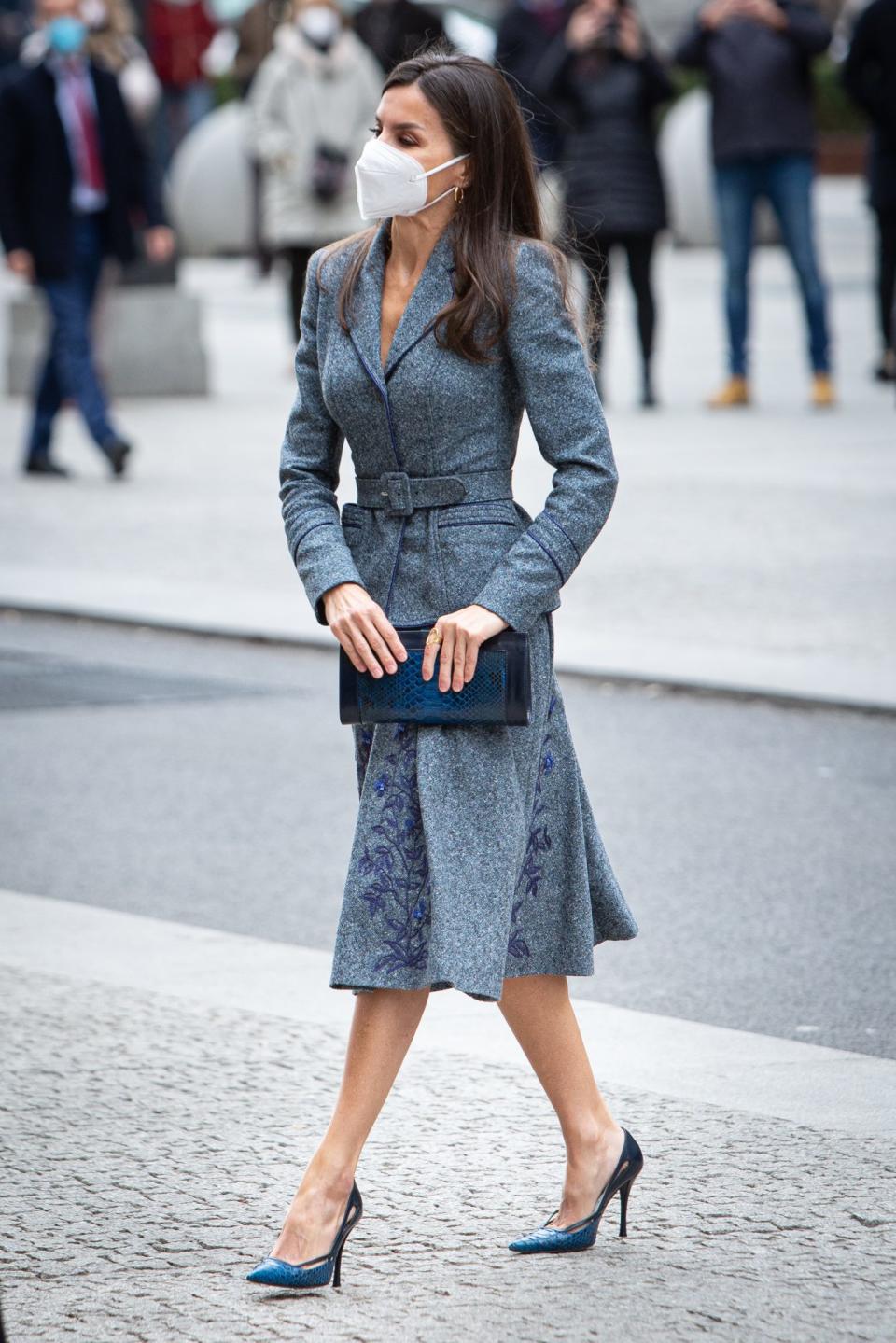 <p>Con este sofisticado y sobrio conjunto de falda en A y chaqueta, combinado con zapatos de punta y un minibolso, llegó su majestad a un compromiso oficial en Madrid. </p>