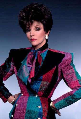 Photo par: ABC<br> Les épaulettes<br> Ce très populaire coussinet cousu sur les chemisiers, les robes et les blazers peut être considéré comme une véritable peste qui a infecté les vêtements des années 80. Alexis Colby, le personnage de fiction joué par Joan Collins dans "Dynasty", peut-être considérée comme la reine de cette tendance. Les épaulettes font toutefois un come-back grâce aux costumes extravagants de Lady Gaga, mais restent tout de même de mauvais goût.