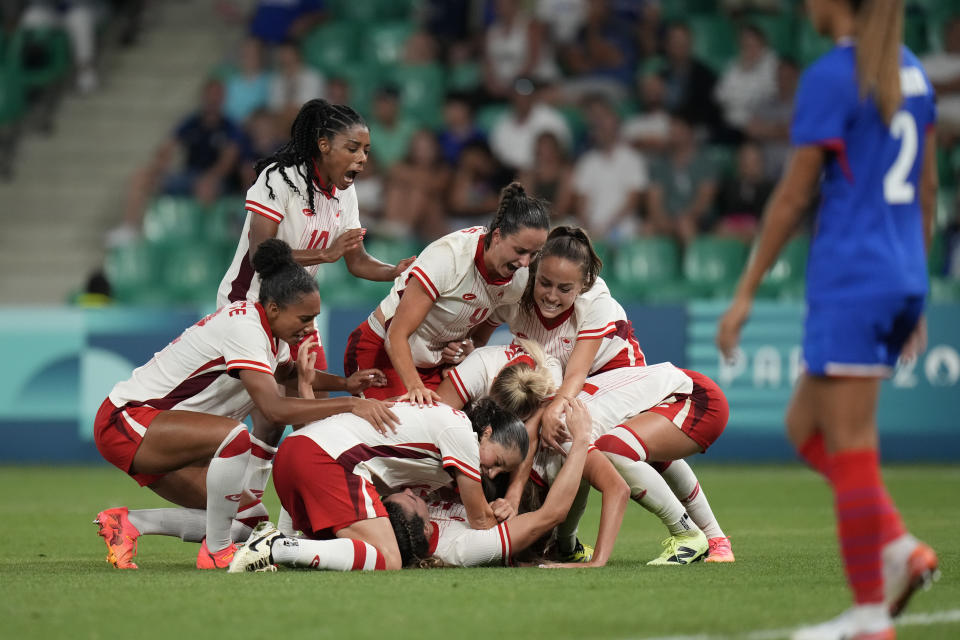 Las jugadoras de Canadá celebran el gol de Vanessa Gille ante Francia en el fútbol de los Juegos Olímpicos de París, el domingo 28 de julio de 2024, en Saint-Étienne. (AP Foto/Silvia Izquierdo)