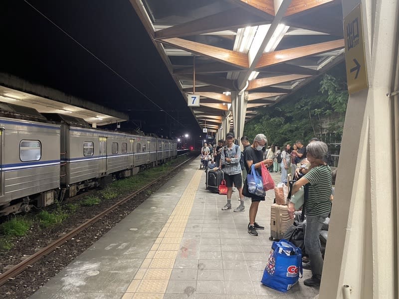 新自強號撞土石流卡隧道  台鐵安排列車接駁乘客 台鐵229次EMU3000型新自強號列車21日下午在花蓮 清水隧道南口撞上土石流，列車卡在隧道中，大批旅 客受影響，由台鐵安排列車接駁，南下返回花蓮，北 上則安排往宜蘭及台北列車。 中央社記者張祈攝  113年6月21日 