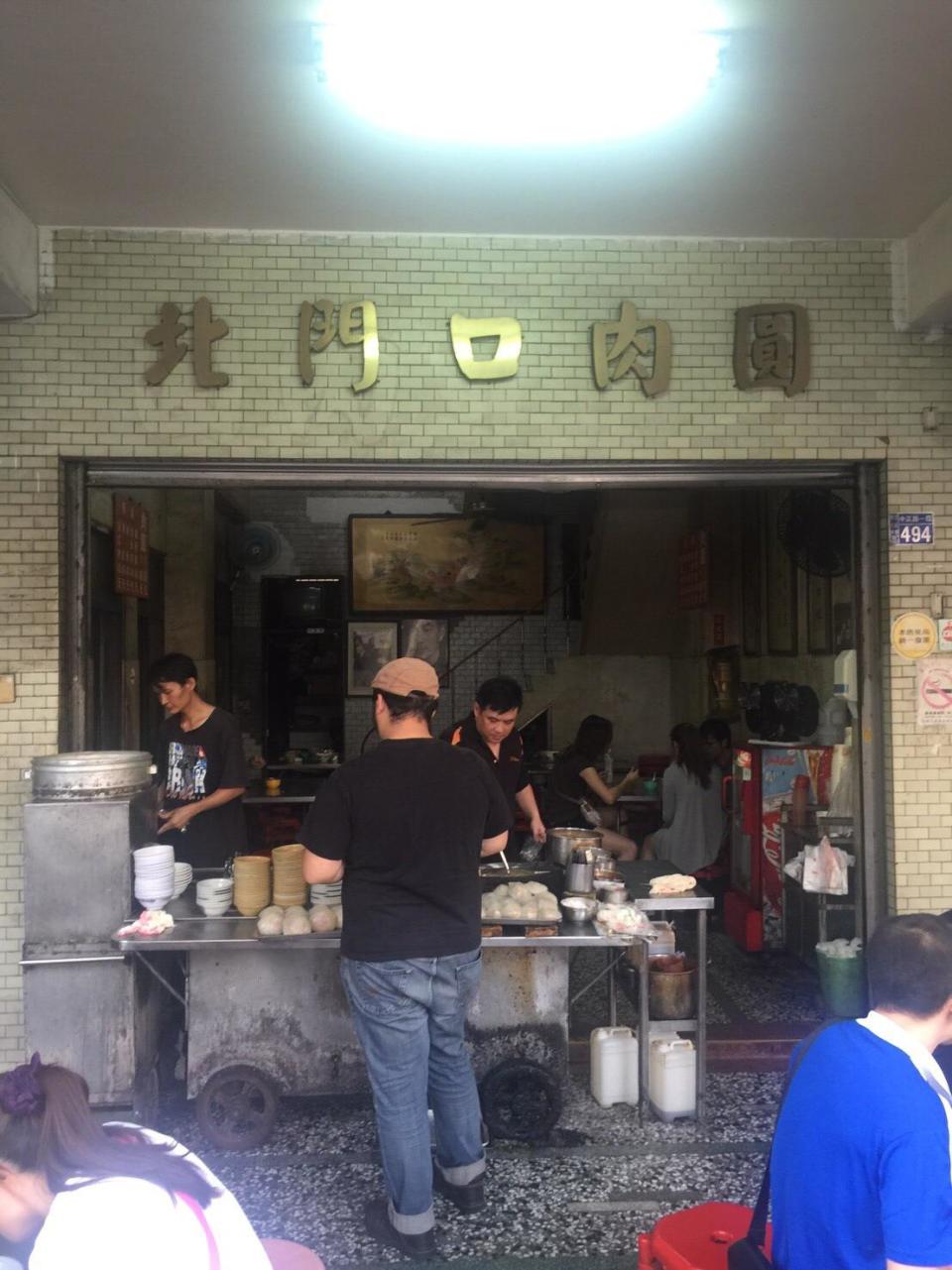 北門口肉圓總店在彰化開設超過40年，每到用餐時間人潮洶湧。（圖：讀者提供）