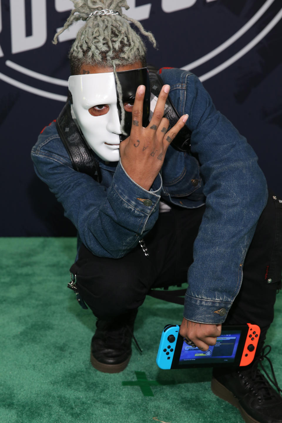 Xxxtentacion with mask on