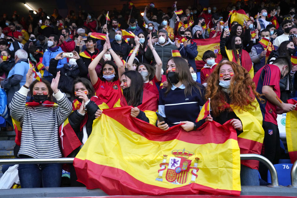 La afici&#xf3;n de Riazor celebra la victoria de Espa&#xf1;a. (Foto: Vincent West / Reuters).