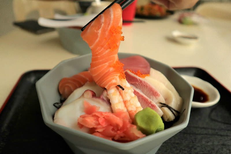 otoko ten ten - closeup of salmon sashimi