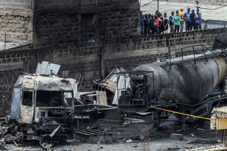 Des passants constatent les dégâts occasionnés par un important incendie dans le quartier d'Embakasi à Nairobi, le 2 février 2024. Icône de validation par la communauté (LUIS TATO)
