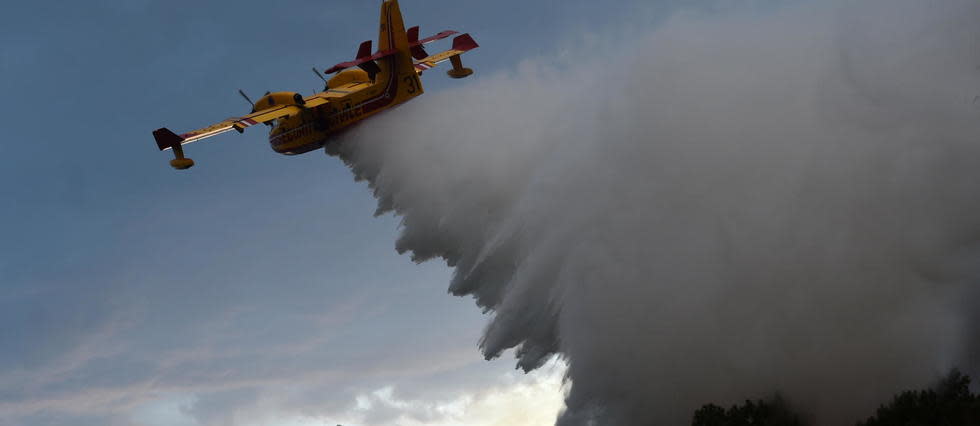 500 pompiers, sept Canadair, deux bombardiers d'eau et un hélicoptère ont été déployés (illustration).
