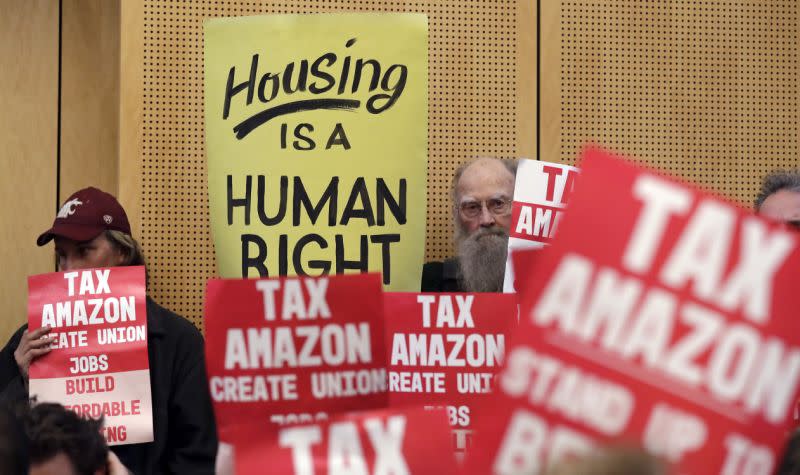 En esta foto de archivo del 14 de mayo de 2018, miembros del público se encuentran en el Consejo de la Ciudad de Seattle antes de la votación para aprobar un impuesto sobre los grandes negocios como Amazon y Starbucks para ayudar a las personas sin hogar en Seattle. (Foto AP/Elaine Thompson)