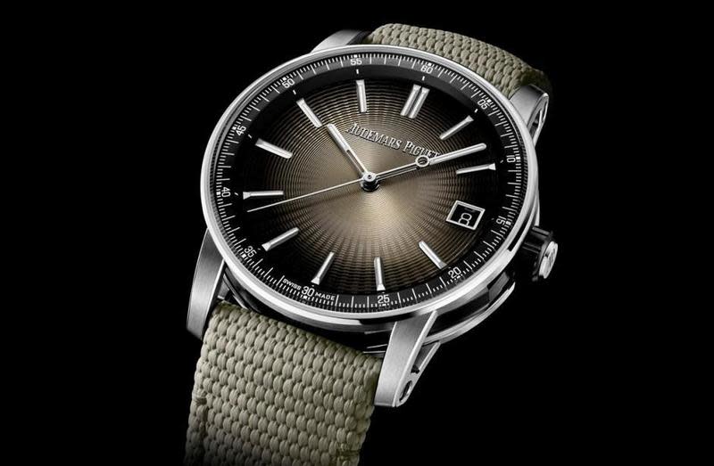 AP愛彼為Code 11.59系列設計出首個精鋼材質錶款，圖為大三針功能「漸層棕」面盤錶款，採用上層精鋼、中層黑陶瓷的異材質搭配。定價約NT$834,000。