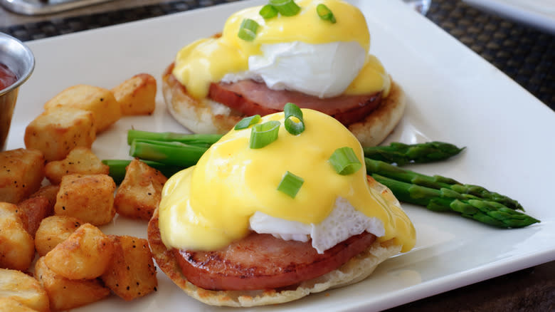 Eggs Benedict restaurant platter