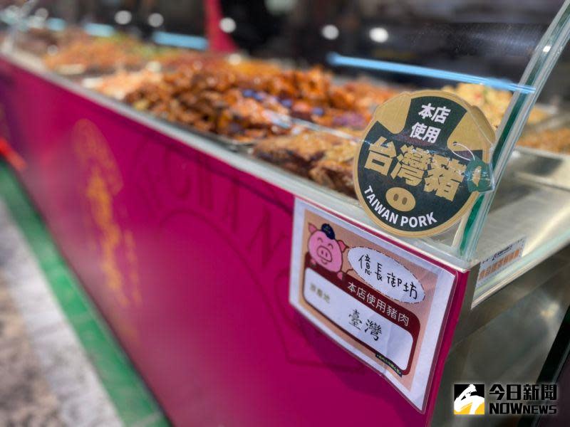 ▲熟食攤位貼出台灣豬標章自清，強調進貨時也都會與供應商簽訂切結書，確保豬肉產地來自台灣。（圖／NOWnews資料圖片）