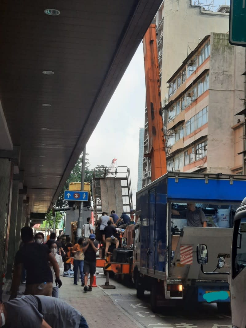 大批救護人員趕往現場救援。（圖／翻攝自FB／香港突發事故報料區）