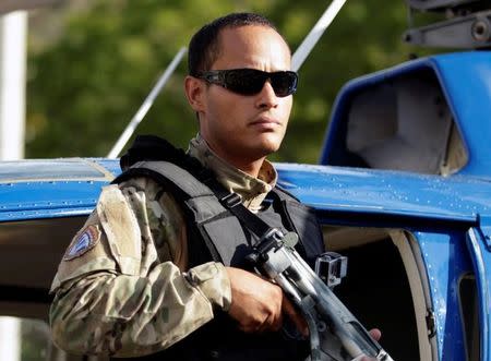 Óscar Pérez posando para una fotografía durante un evento del Cuerpo de Investigaciones Científicas, Penales y Criminalísticas en Caracas, mar 1, 2015. El oficial de policía detrás de un ataque desde un helicóptero contra edificios gubernamentales en Venezuela actuó en películas de acción en el país y se presenta en sus redes sociales como un ágil híbrido entre James Bond y Rambo. REUTERS/Christian Veron