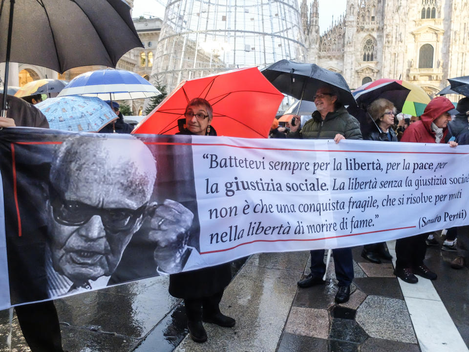 25mila sotto la pioggia per dire "Milano non si lega". Le Sardine nuotano e si prendono piazza Duomo. Roberto Saviano: "Una piazza non contro, ma per i diritti". Mattia Santori, fondatore del movimento: "Restiamo lontani dalla politica ma saremo sempre più nelle piazze".