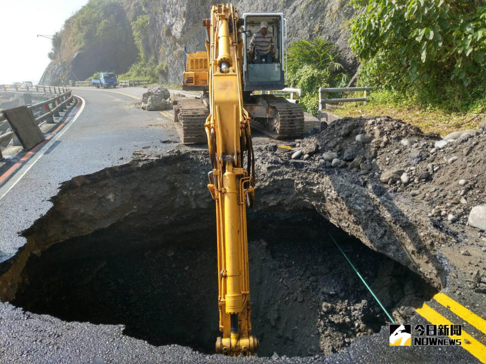 ▲台11線東部海岸公路61.5k花蓮縣豐濱鄉人定勝天路段，因受潭美颱風外圍環流影響沿海潮浪壅高及長浪攻擊，造成路基掏空。（圖／公路總局提供）