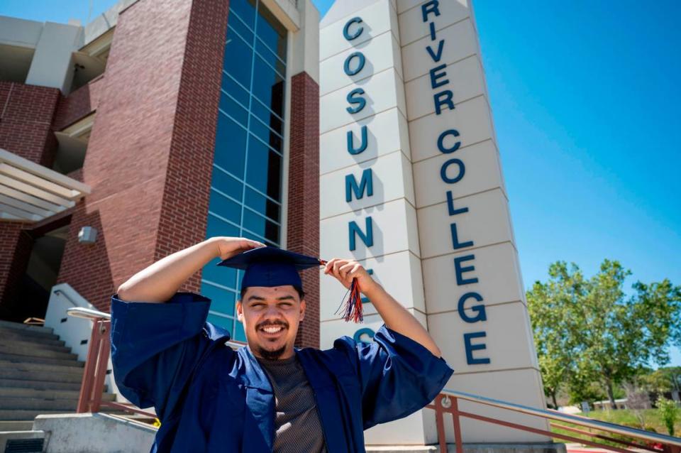 El graduado Marcos Farías viste su toga y birrete en el exterior del Cosumnes River College, el jueves 16 de mayo de 2024. Planea transferirse a la Universidad Estatal de California, Channel Islands, para obtener un título en Psicología.