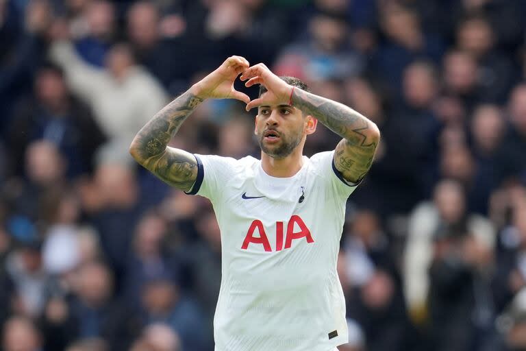 Cristian Romero y un festejo a lo Di María para Tottenham Hotspur, ante el líder Arsenal