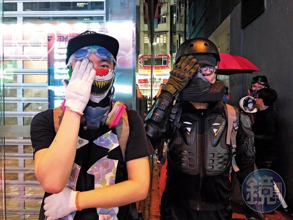 2名勇武派示威者遮住右眼，諷刺警方射傷香港民眾眼睛。（陳虹瑾攝）