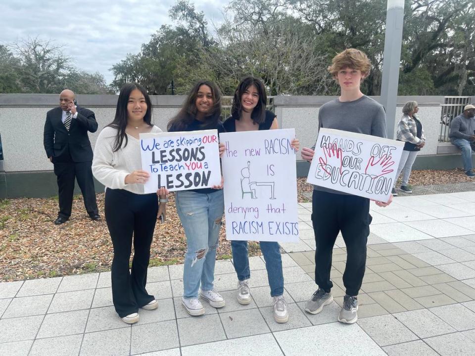 Cuatro estudiantes de la secundaria Chiles asisten a una concentración en el Capitolio de la Florida en Tallahassee encabezada por el reverendo Al Sharpton el 15 de febrero de 2023. De izquierda a derecha: Sieryn Lee, 15; Anitra Krishnan, 14; Izzy Cummings, 14; y Trevor Dorough, 14.