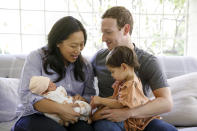 <p>El 99% de la fortuna de Mark Zuckerberg y su esposa Priscilla Chan irá a parar a asociaciones benéficas, tal y como afirmó el fundador de Facebook, cuyo patrimonio actual supera los 73.000 millones de dólares. Y es que el matrimonio quiere transmitir los valores del esfuerzo a sus hijas Maxima y August. (Foto: Charles Ommanney / Facebook / AP). </p>