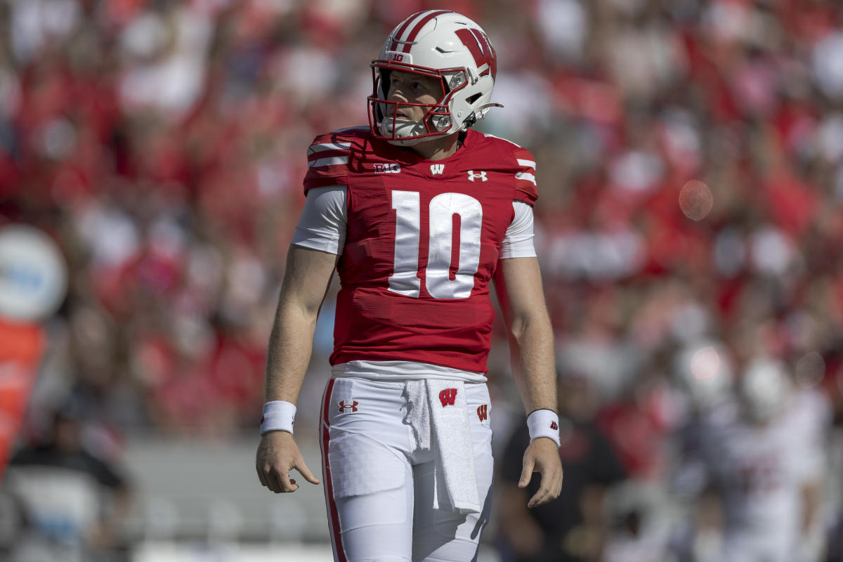 Wisconsin QB Tyler Van Dyke carted to locker room after suffering right knee injury vs. Alabama