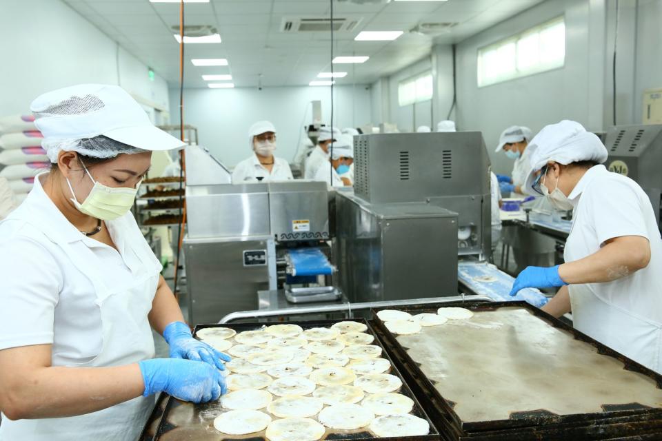 呂仁山導入機械化取代部分步驟，也設立透明化央廚，讓員工時常注意衛生清潔。